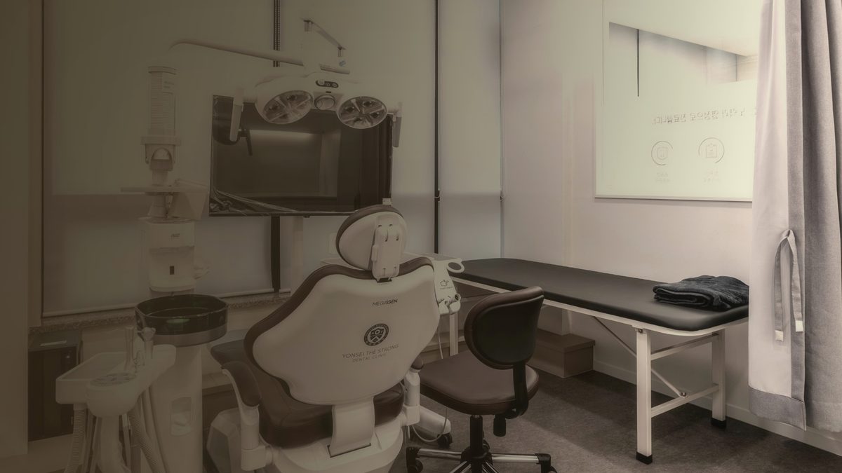 연세더튼튼치과 진료실에 놓인 정밀 진단 도구와 편안한 진료 환경