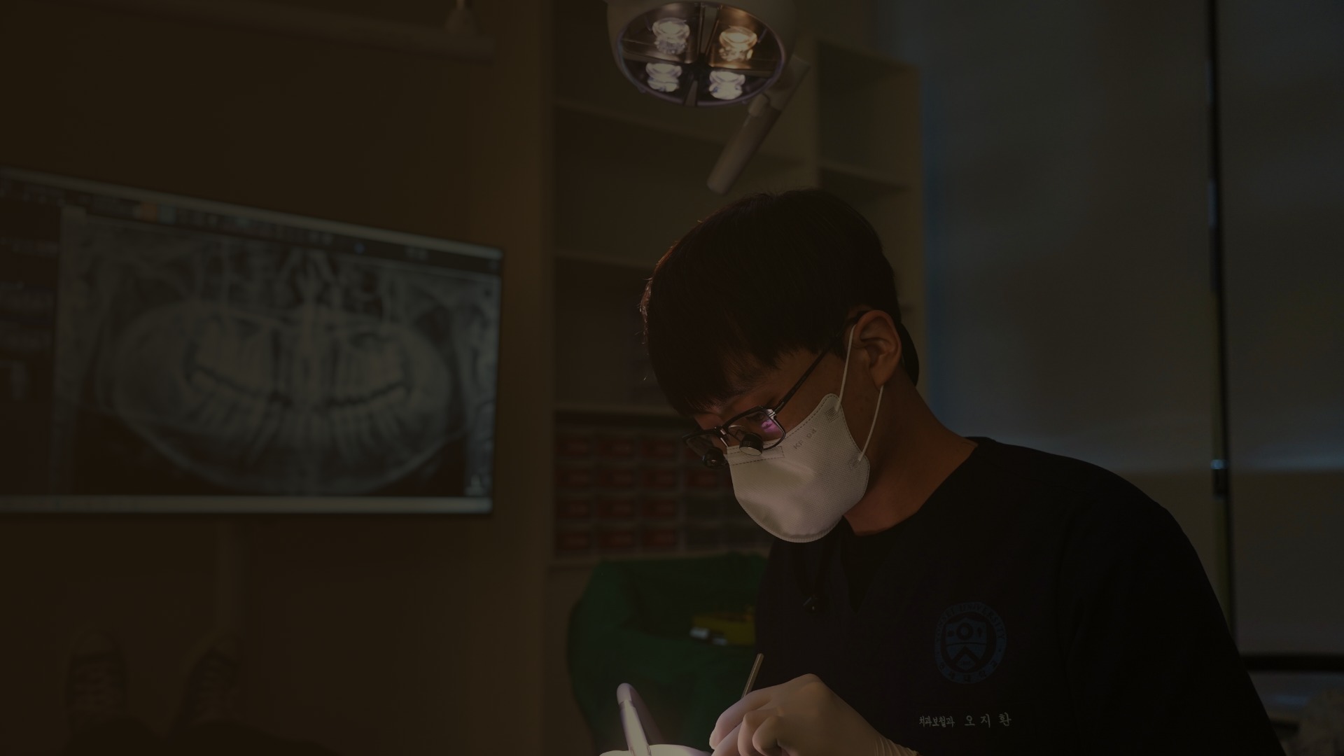 도봉역 치과 정밀 진단 — 디지털 엑스레이 영상을 확인하며 진료하는 연세더튼튼치과 원장