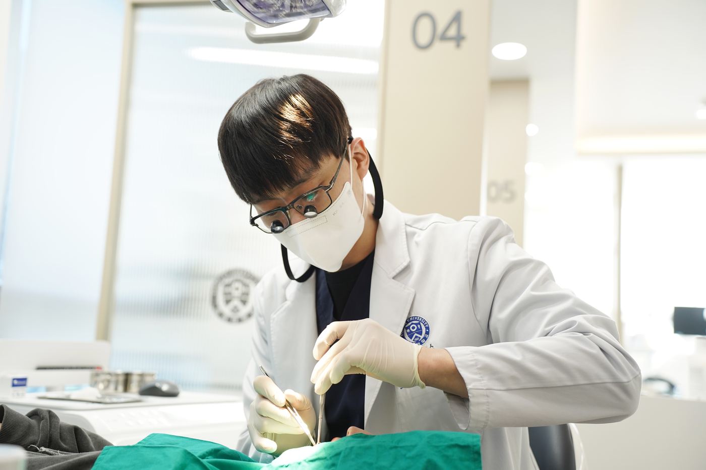 확대경을 착용하고 진료에 집중하는 연세더튼튼치과 오지환 원장