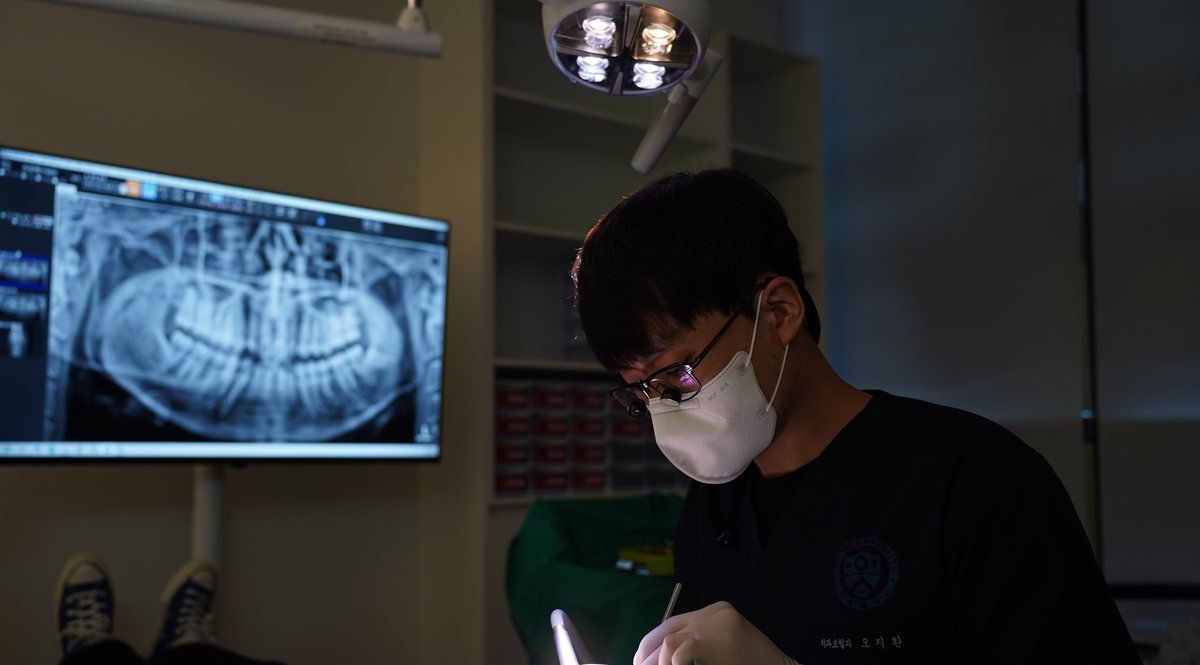 수술에 집중하는 연세더튼튼치과 의료진