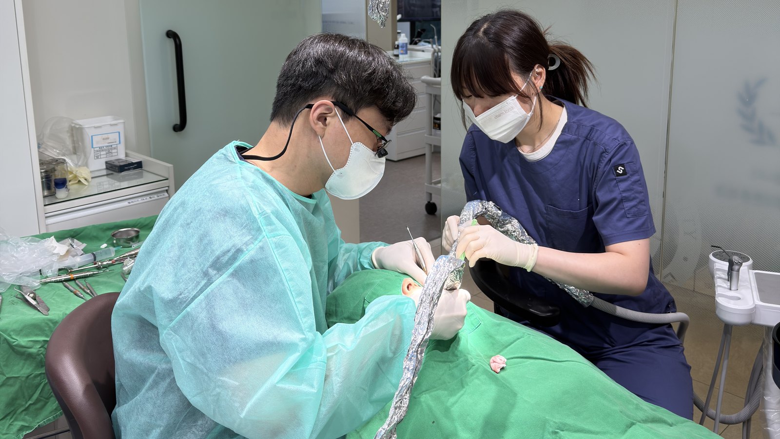 실제 임플란트 수술 현장 — 치과보철과·통합치의학과 전문의가 치료를 계획하고 진행합니다