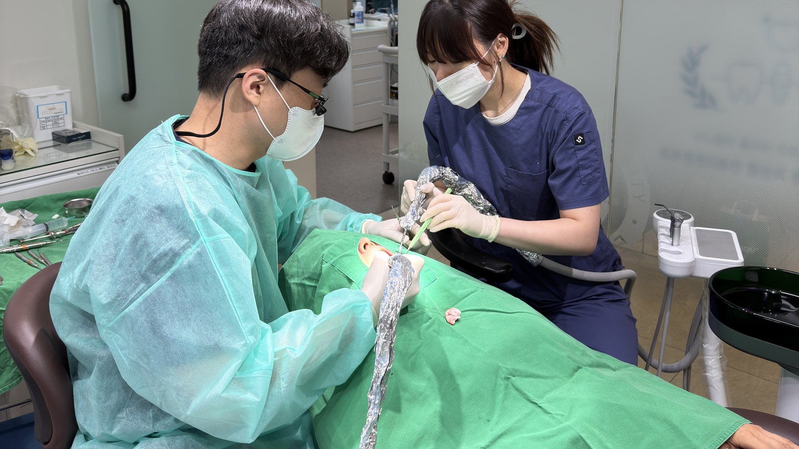 실제 임플란트 수술 현장 — 치과보철과·통합치의학과 더블보드 전문의 집도