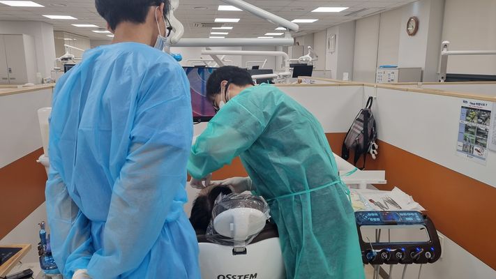 연세대 치과대학 원내생 진료실 전경