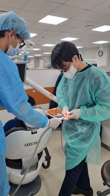 학생 진료를 함께 보는 지도 장면